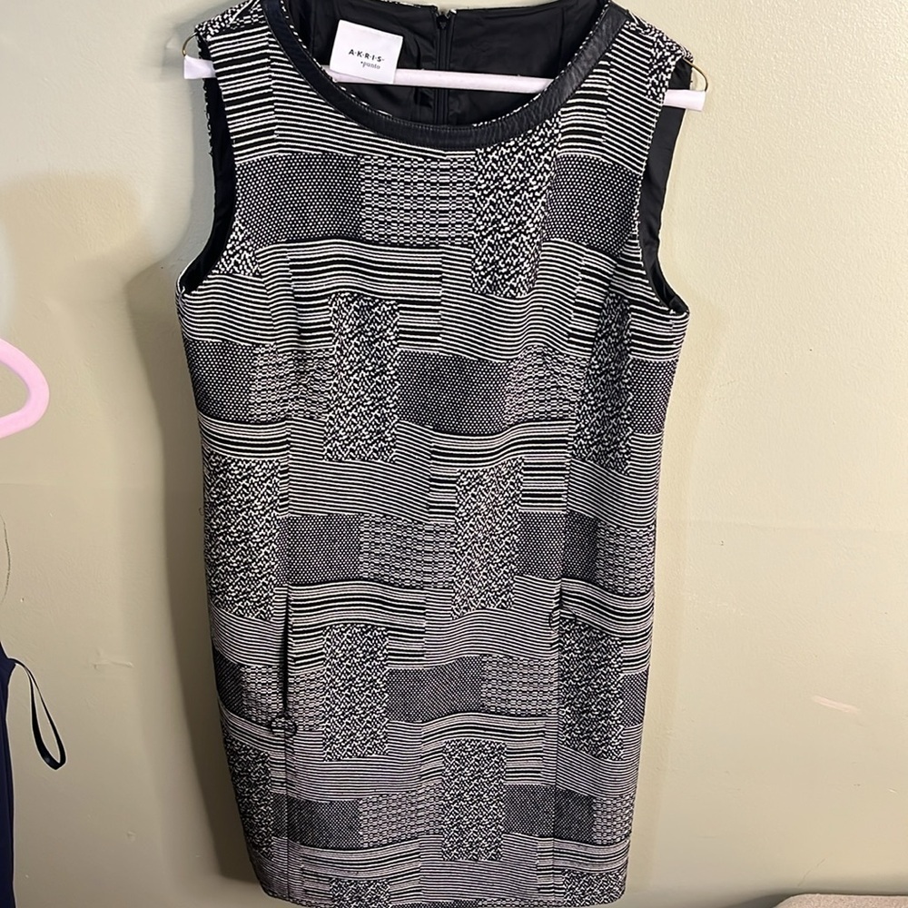 AKRIS Punto Black and White sleeveless tweed front zipper pockets Dress
